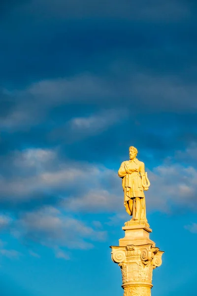 アルオステア広場のルドヴィコ アリオスト記念碑 フェラーライタリア — ストック写真
