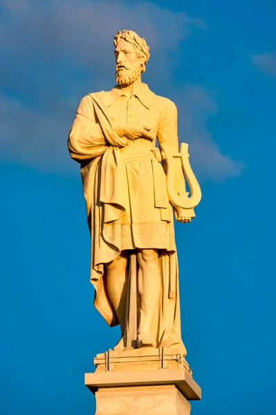 アルオステア広場のルドヴィコ アリオスト記念碑 フェラーライタリア — ストック写真