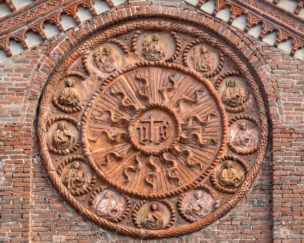 意大利费拉拉圣斯蒂法诺教堂正面的中央玫瑰窗户 上面印有基督Ihs和12个使徒的字样 — 图库照片