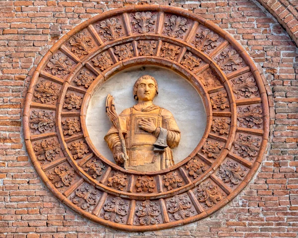 Santo Stefano Terrakotta Mellszobra Santo Stefano Templom Homlokzatán Ferrara Olaszország — Stock Fotó