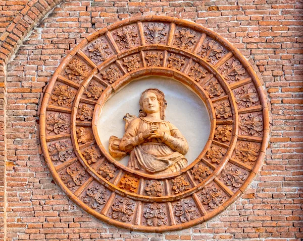 意大利费拉拉圣斯蒂法诺教堂立面上圣母玛利亚的半身像 — 图库照片
