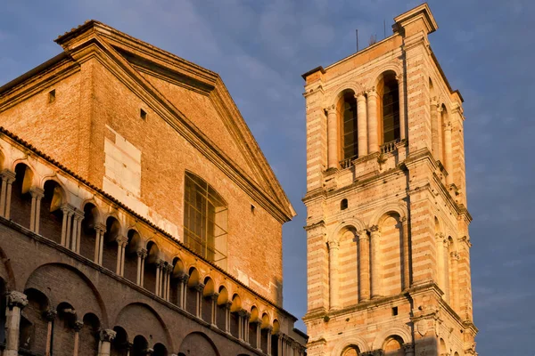 意大利费拉拉大教堂南边和钟楼 — 图库照片