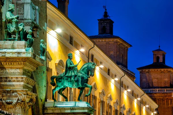 이탈리아 페라라에 니콜로 데스테의 동상들 — 스톡 사진