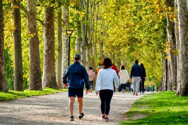 İnsanlar Rampari di Belfiore parkında yürüyordu, Ferrara, İtalya
