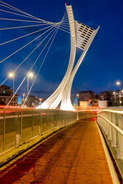 Geceleri Ennio Flaiano Köprüsü, Pescara İtalya