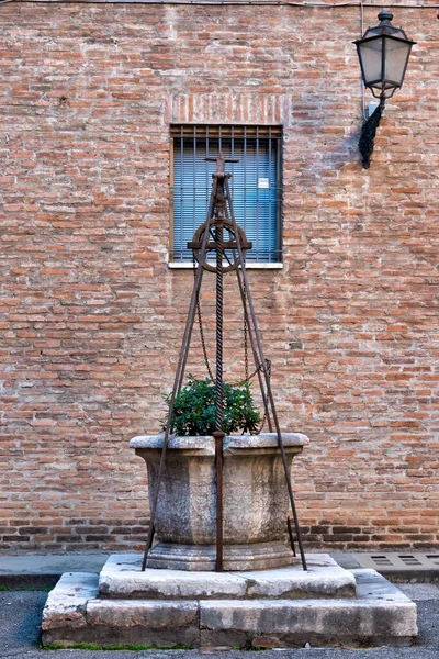 Medieval Well Courtyard Ferrara Italy — Fotografia de Stock