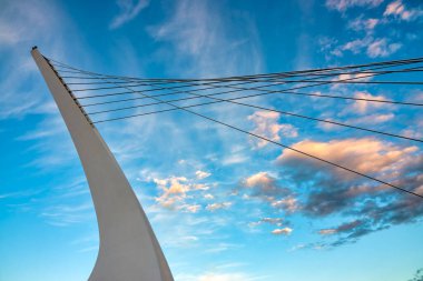 Günbatımında Ponte Ennio Flaiano manzarası, Pescara, İtalya