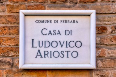 Yazar Ludovico Ariosto 'nun evini gösteren mermer plaket, Ferrara, İtalya