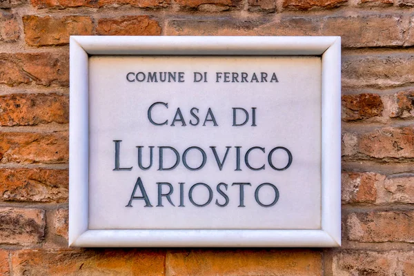 Yazar Ludovico Ariosto 'nun evini gösteren mermer plaket, Ferrara, İtalya