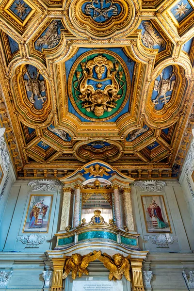 意大利罗马San Clemente Laterano第二圣殿的木制天花板 — 图库照片