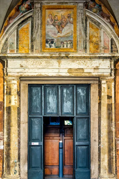 意大利罗马Santi Quattro Coronati大教堂门户 — 图库照片