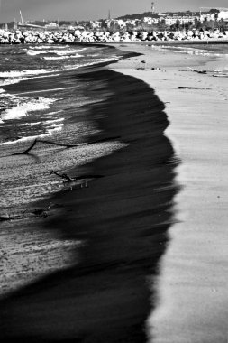 Pescara, İtalya 'nın deniz kenarındaki kumulların üzerinde gün batımı