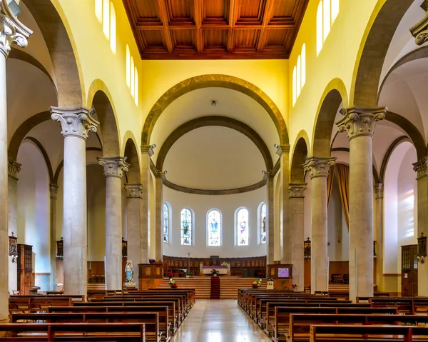意大利佩斯卡拉大教堂的内部 — 图库照片