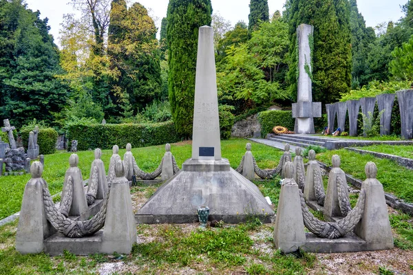 Obelisk Położony Byłym Cmentarzu Wojskowym Trieście Włoszech Obelisk Służy Jako — Zdjęcie stockowe