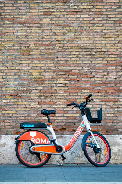停放在意大利罗马Via Dei Fori Imperiali的电子自行车 图库图片