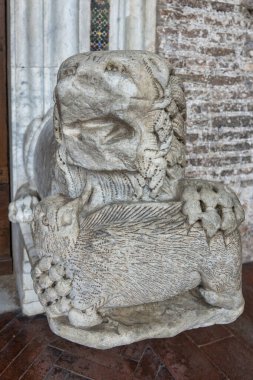 Aslan, Santi Giovanni Bazilikası 'nın yanında Paolo al Celio, Roma, İtalya