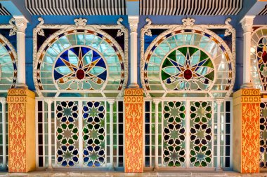 Villa Torlonia, Roma, İtalya 'daki Serra Moresca polikrom pencerelerinin ayrıntıları