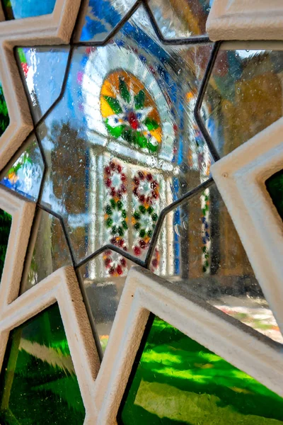 Detail Der Polychromen Fenster Der Serra Moresca Der Villa Torlonia lizenzfreie Stockbilder