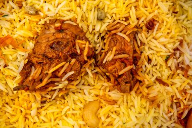 Biryani usulü tavuk yakın çekim.