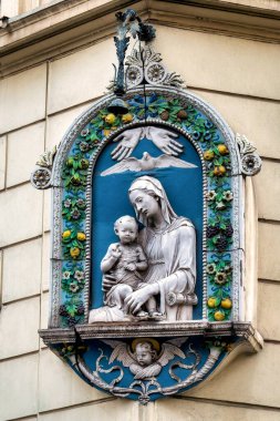 Via Sistina, Roma, İtalya 'da Seramik Meryem ve Çocuk
