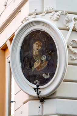 Aedicula ve Meryem Ana ve Çocuk Via Candia, Roma, İtalya 'da