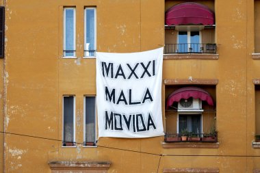 Vatandaşlar Maxxi Müzesi 'nde apartman cephesinde Maxxi Mala Movida pankartı ile protesto gürültüsü yapıyorlar. , Roma, İtalya