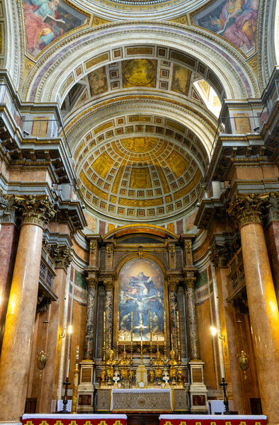 Интерьер церкви Сантиссима Тринита деи Пеллегрини, Рим, Италия