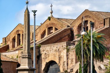 Diocletian Hamamlarının dışında Dogali, Roma, İtal dikilitaşları var.