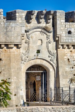 Monte Sant 'Angelo Kalesinin Girişi, İtalya