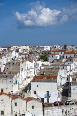 İtalya, Monte Sant 'Angelo' daki Rione Grotte 'ye bakın.