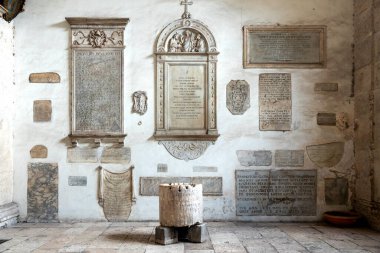 San Marco Evangelista al Campidoglio Kilisesi 'nin kapısında mezar taşları, Roma, İtalya