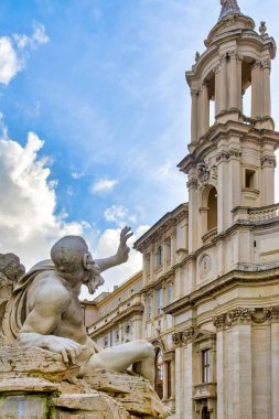 Fontana dei Quattro Fiumi ve Agone, Roma, İtalya 'daki Sant' Agnese çan kulesi