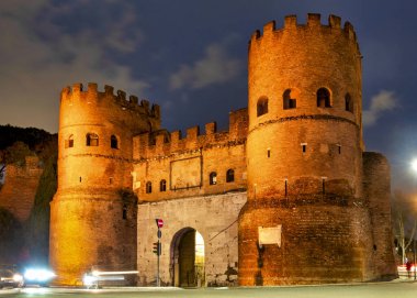 Gece Porta San Paolo 'nun manzarası, Roma, İtalya