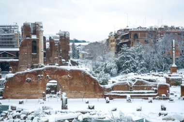 Karla kaplı Roma forumunun manzarası, Roma, İtalya