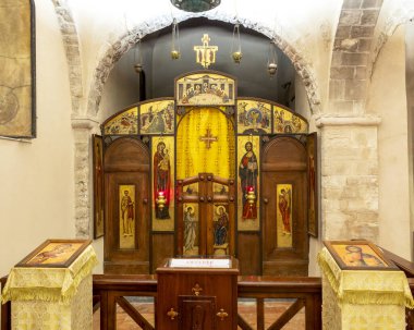 Iconostatis, San Nicola di Bari Bazilikası 'nın doğu kilisesinde.