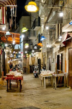 Strada Arco Basso (ya da Via delle Orecchiette) gece, Bari, İtalya   