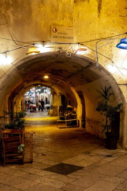 Strada Arco Basso (ya da Via delle Orecchiette) gece, Bari, İtalya