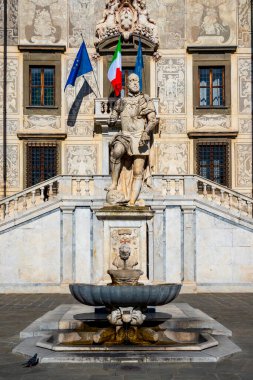 Palazzo della Carovana 'nın ve I. Cosimo, Pisa, İtalya heykelinin detayları.