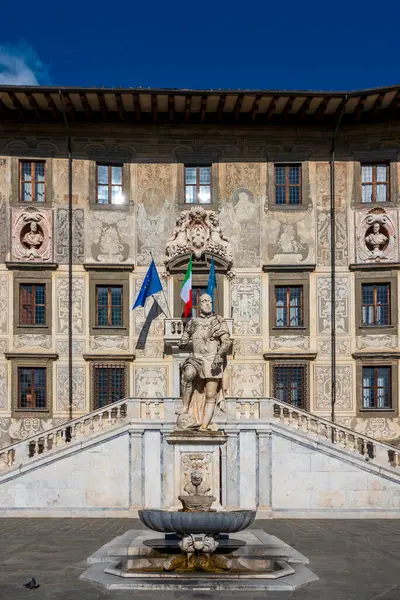 stock image Detail of the Palazzo della Carovana and the statue of Cosimo I, Pisa, Italy