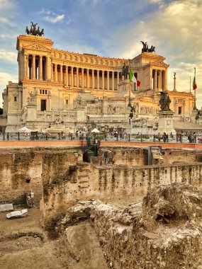 Piazza Venezia 'daki Roma harabeleri ve Altare della Patria, İtalya