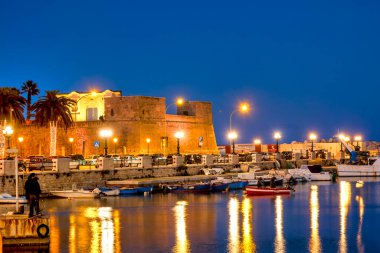 Fortino Sant 'Antonio Abate ve akciğerli Augusto Imperatore' nin gece manzarası, Bari, İtalya