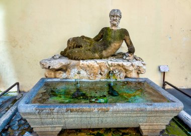 Babuino, İtalya, Roma 'nın konuşan heykellerinden biridir..