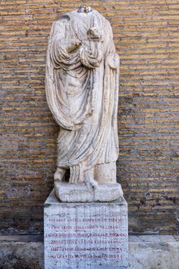 Başrahip Luigi Roma, İtalya 'nın konuşan heykellerinden biridir.