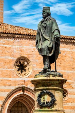 Piazza Garibaldi, Foligno, İtalya 'daki Giuseppe Garibaldi' nin bronz heykeli.