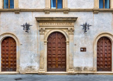 İtalya 'nın Foligno kentindeki Teatro Piermarini' nin neoklasik cephesi
