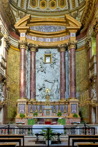 İtalya, Roma 'daki Chiesa di San Pantaleo ve San Giuseppe Calasanzio' nun süslü sunağı.,