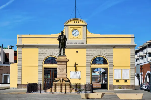 stock image The entrance to Cantiere Luigi Orlando in Livorno, Italy, featuring a statue of Luigi Orlando, a prominent figure in Italian shipbuilding.