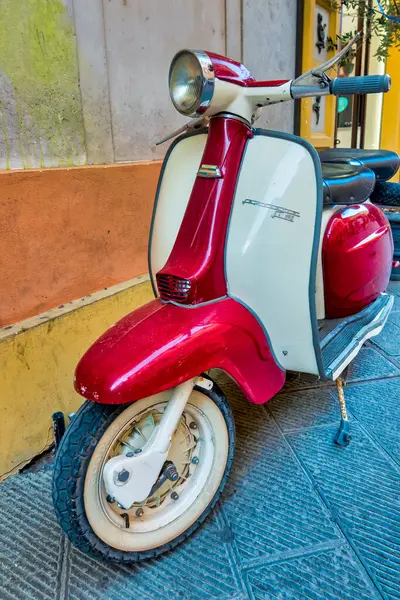 Renkli bir duvara park etmiş, kırmızı ve beyaz renkli güzel bir Lambretta 150 LI scooter..