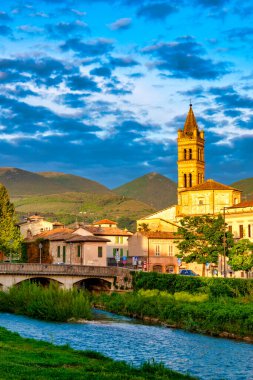 Günbatımında Topino Nehri ve Chiesa di San Giacomo manzarası Foligno, Umbria, İtalya