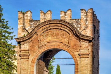 Porta San Felicianetto, Foligno, Umbria, İtalya 'da bulunan tarihi bir şehir kapısı.